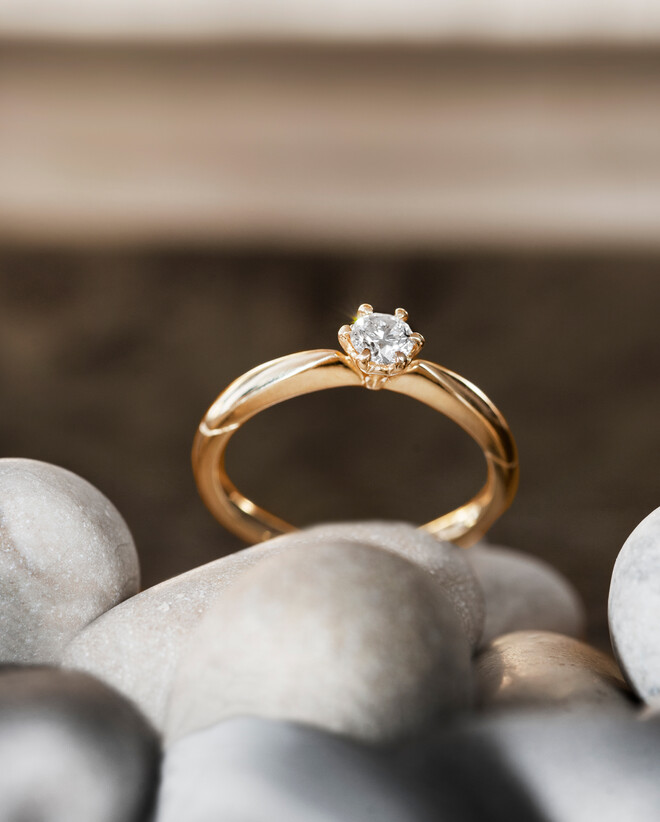 Zpečeťte svou lásku se zlatým zásnubním prstenem s diamanty.